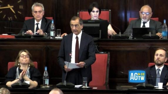 De burgemeester tegen de oppositie: "Vindt u het goed dat vertrouwelijke onderzoeken openbaar worden gemaakt?"