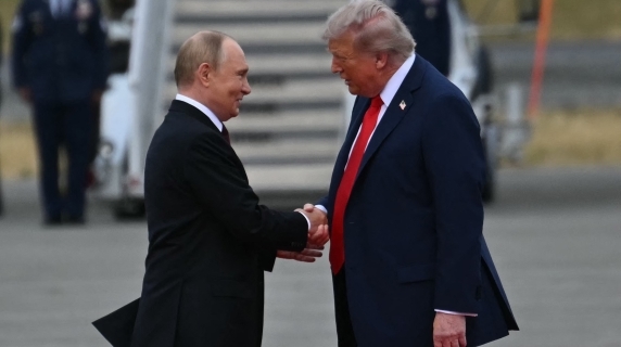 Pistte el sıkışma ve gülümsemeler. Sonra Trump ve Putin aynı arabayla yola çıkıyorlar.