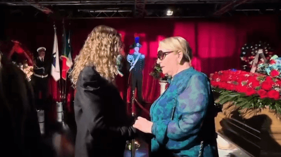 Kızları Tiziana ve Katia Ricciarelli'nin cenaze şapelinde kucaklaşması