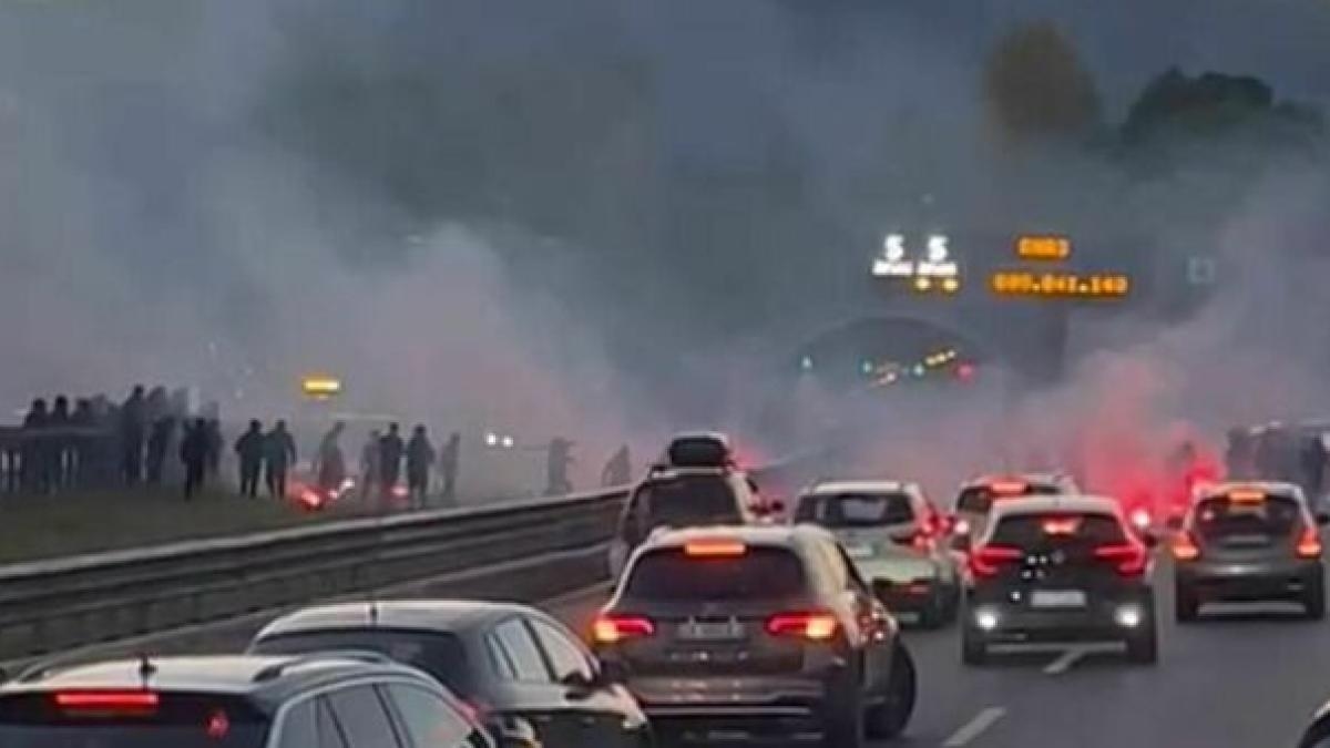 Catania ve Casertana ultrasları arasında otoyolda çıkan çatışmalar A2'deki trafiği felç etti.