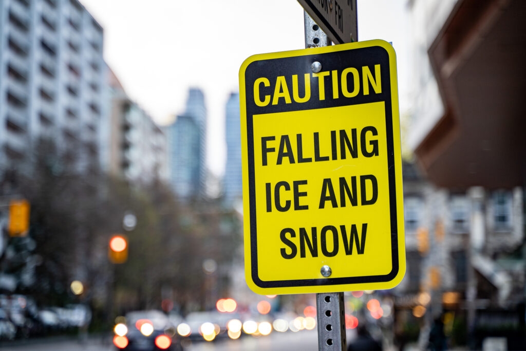 En Nueva York, los techos de 26 edificios se derrumbaron porque no soportaron el peso de la nieve.