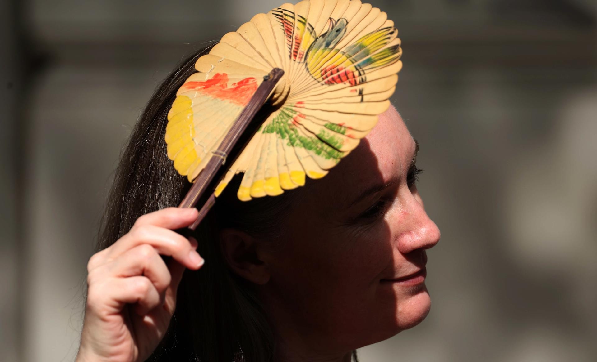Autoridades de saúde emitem alerta amarelo na Inglaterra devido a uma onda de calor.