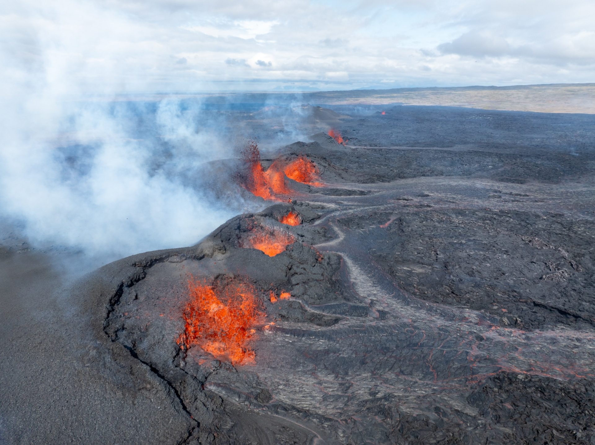 La actividad del volcán que entró en erupción en Islandia el miércoles disminuye notablemente