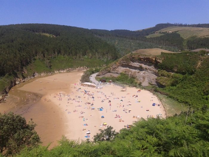 La spiaggia di Galizano in Cantabria è chiusa a causa di una possibile epidemia di gastroenterite causata dall'inquinamento.