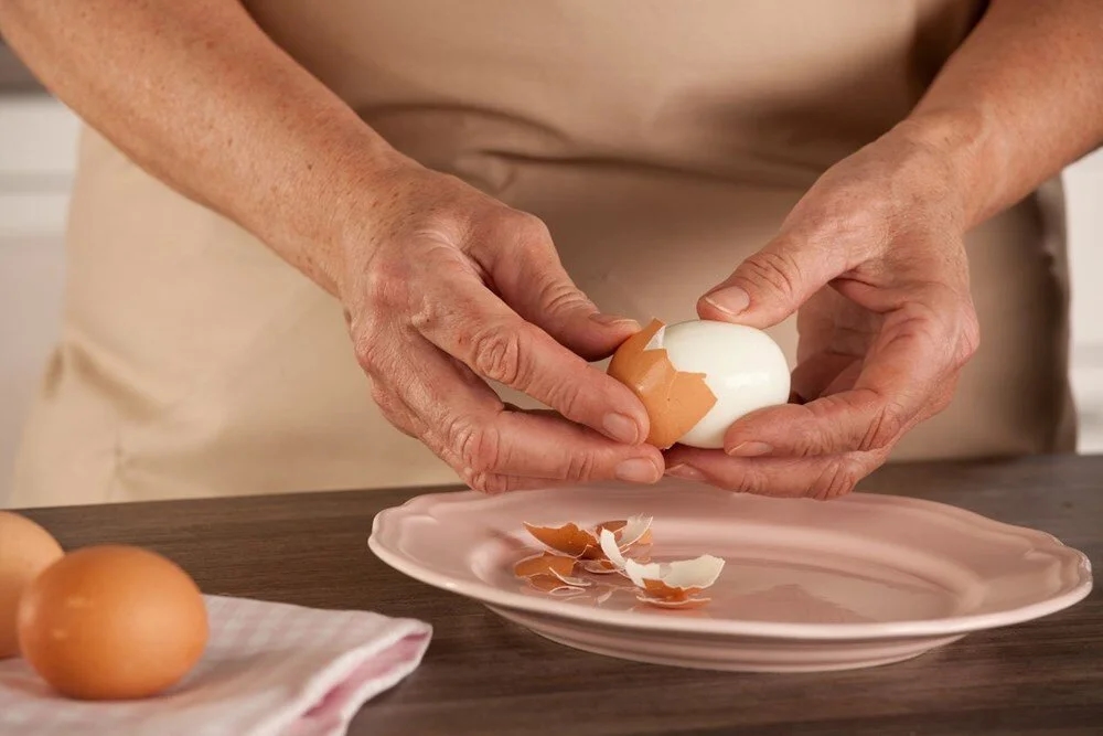 Le secret de la vie moderne a été résolu avec de petites astuces : la façon de peler un œuf est en fait une leçon de vie !