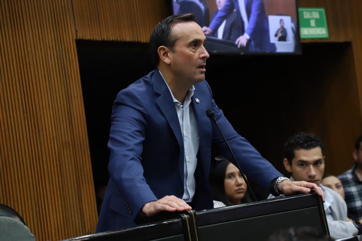 Escenario político en Nuevo León: Carlos De la Fuente (PAN) levanta la mano para la gubernatura mientras crece presión por fiscal ambiental
