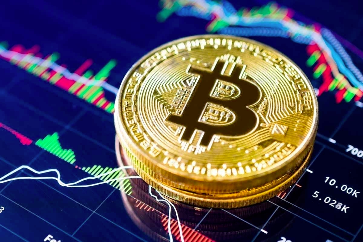 Tasas hipotecarias bajan ligeramente, tasas de CD se mantienen altas, la OCC emite regla sobre fusiones bancarias, y Wall Street y Bitcoin experimentan alzas