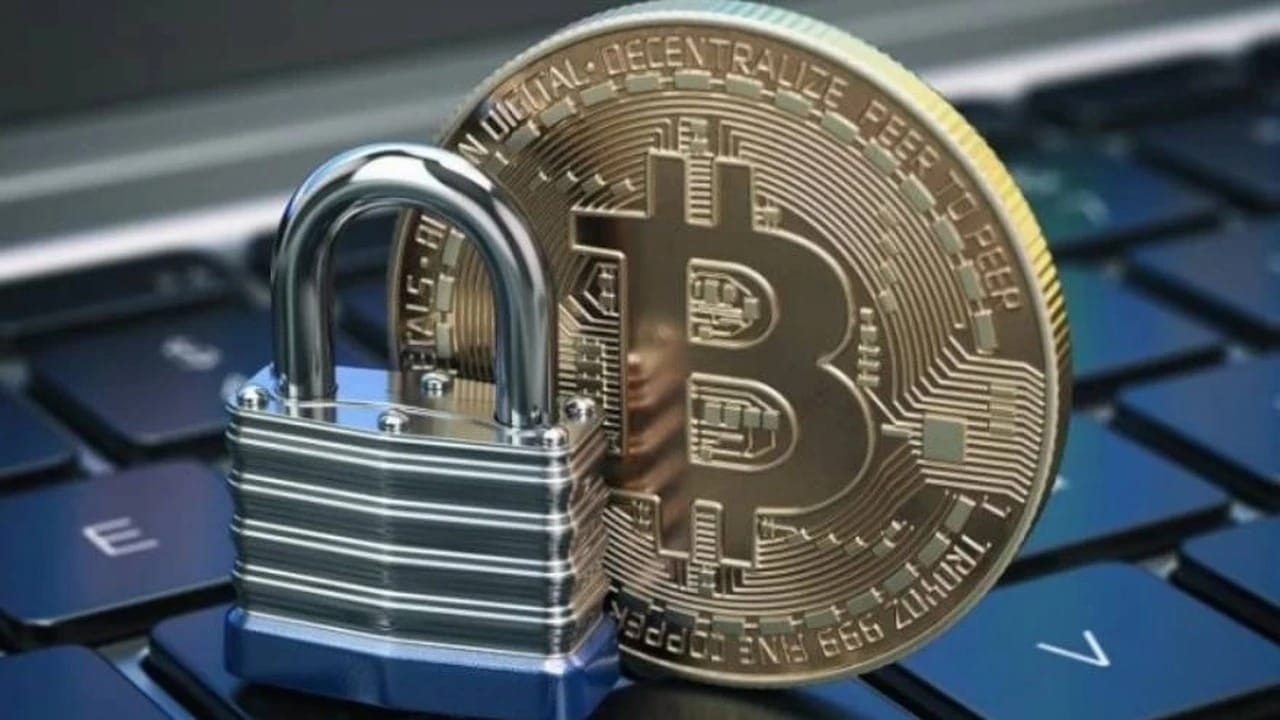 Guida essenziale alla sicurezza delle criptovalute: protezione digitale contro hacker e truffe per adulti!