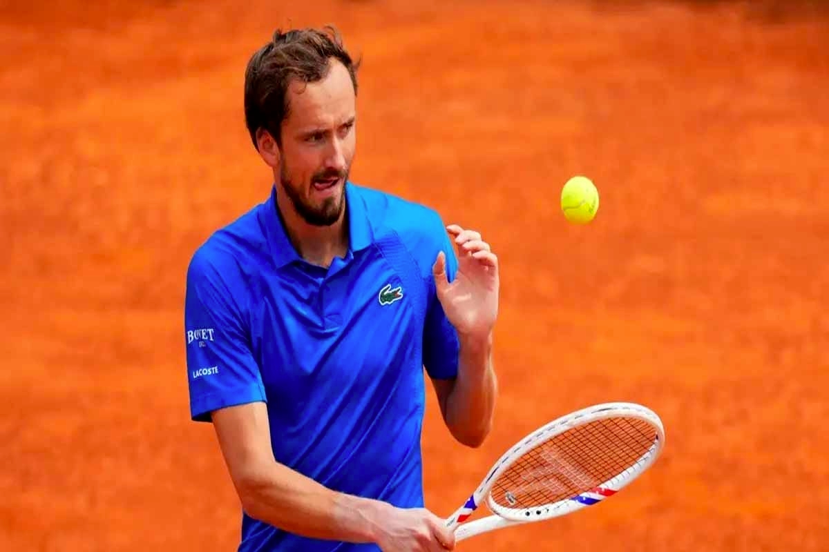 SCANDALE À ROME ! Medvedev explose sur les supporters italiens et son match est suspendu pendant le match Match Point de Musetti.