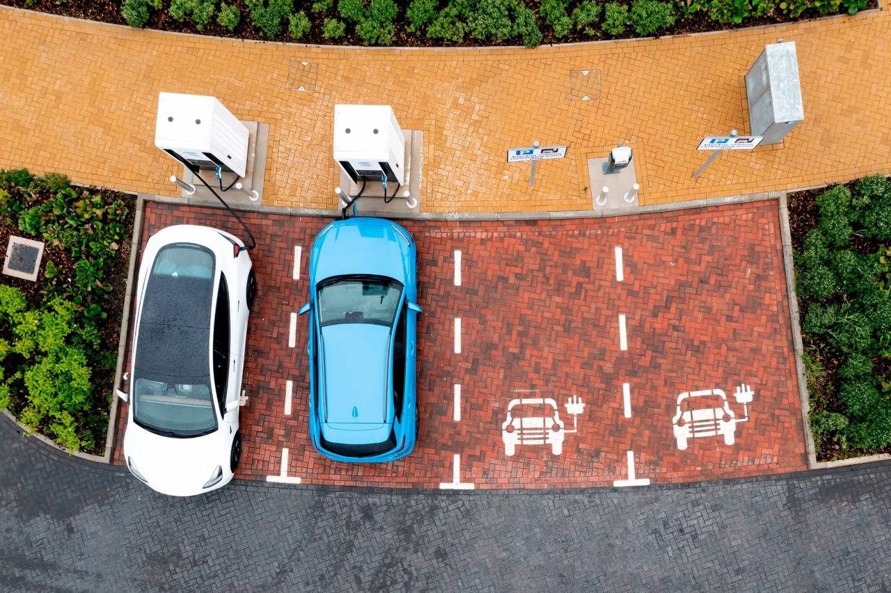 Divisione nell'industria automobilistica europea: Mercedes chiede di mantenere le auto con motore a combustione interna dopo il 2035, Volvo passerà alle auto