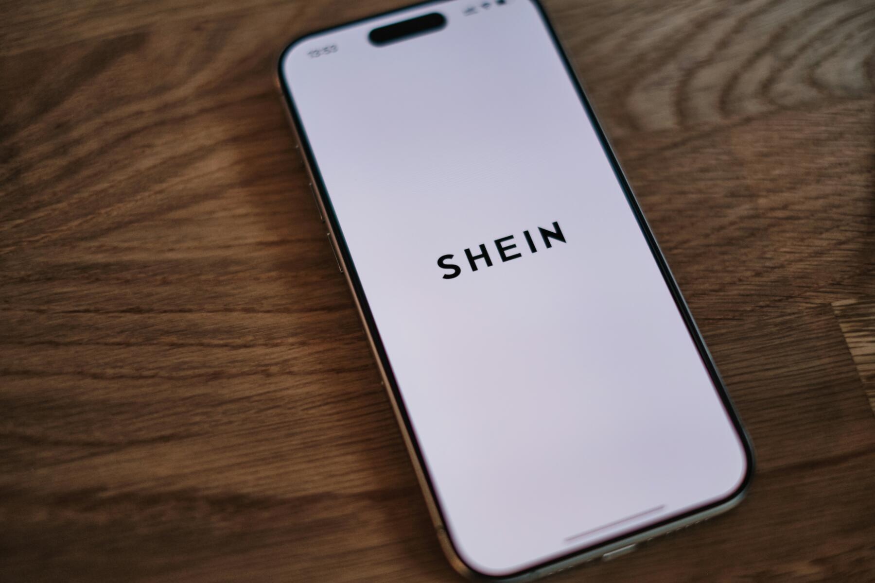 Shein, nel 2024 nuova impennata delle emissioni di CO₂ nonostante gli impegni sul clima