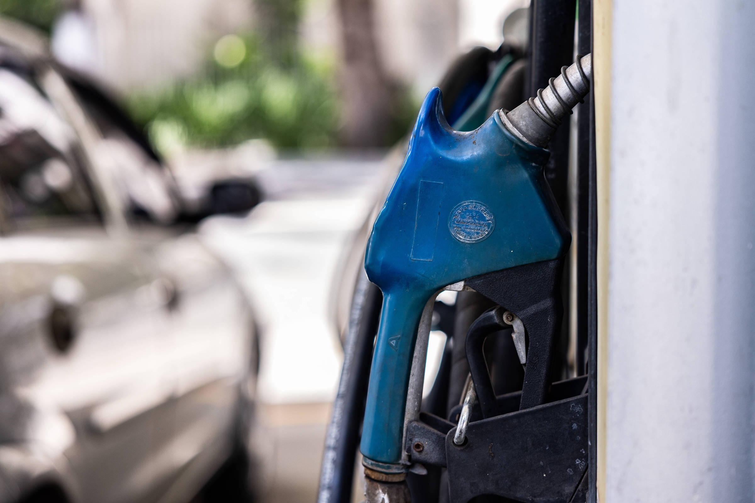 Preço da gasolina nas bombas cai menos da metade do esperado pela Petrobras