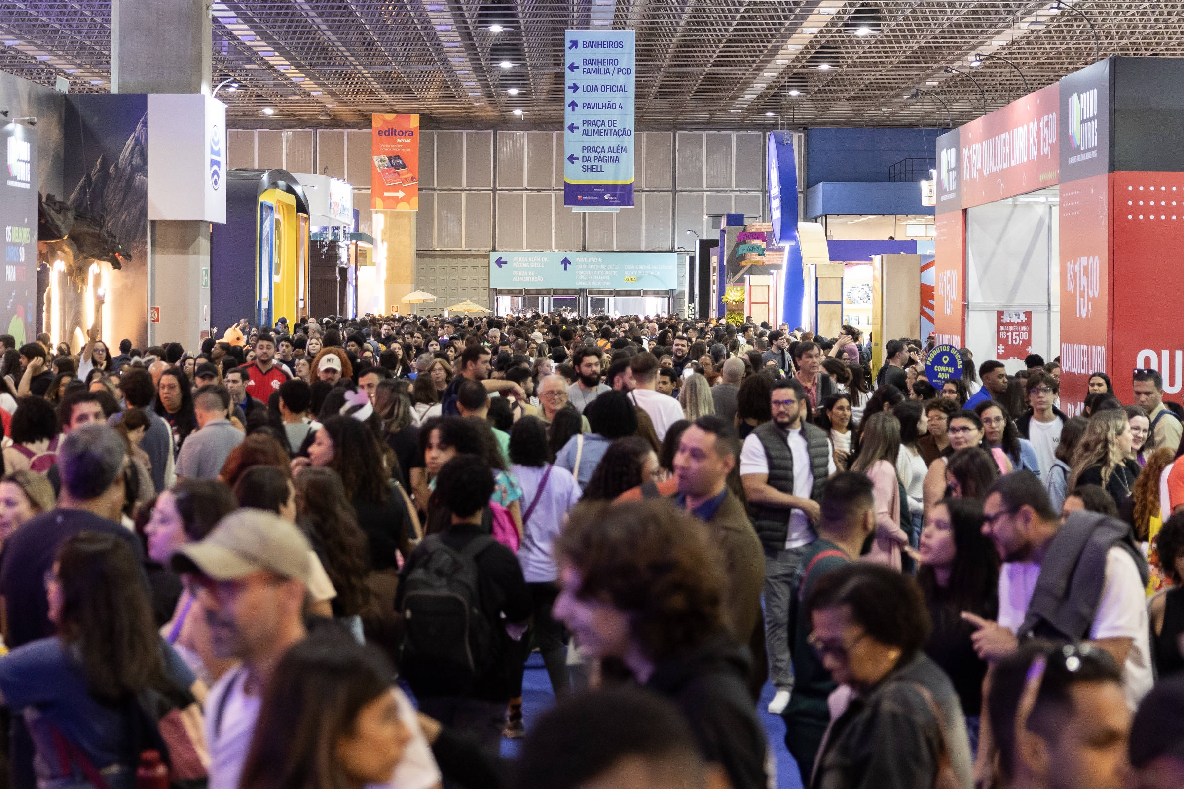 Bienal do Livro lota no sábado, mas fica mais confortável em espaço maior