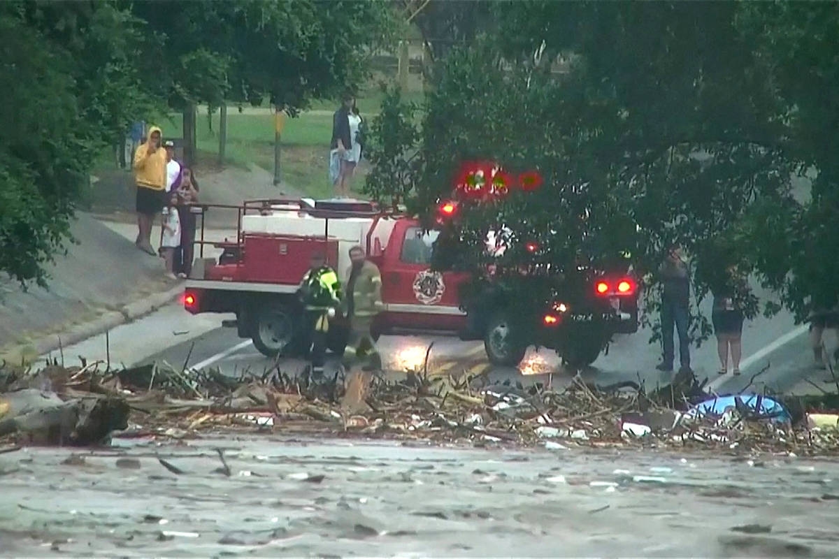 US floods kill 24, leave 20 children missing and 700 stranded
