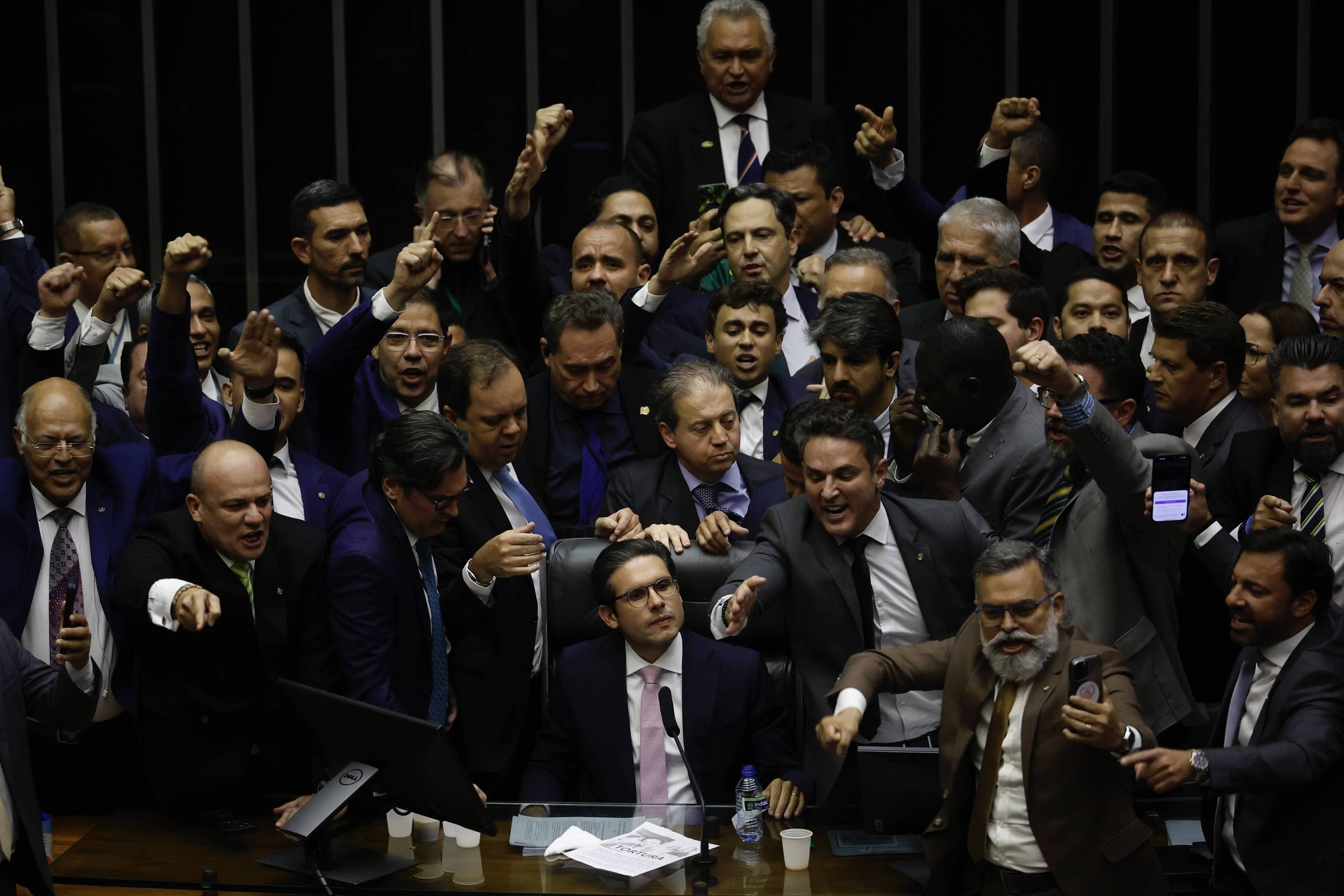 Door de muiterij van Bolsonaro is de Kamer 30 uur lang onleefbaar en Motta kan de zitting pas openen nadat Lira is tussenbeide gekomen.