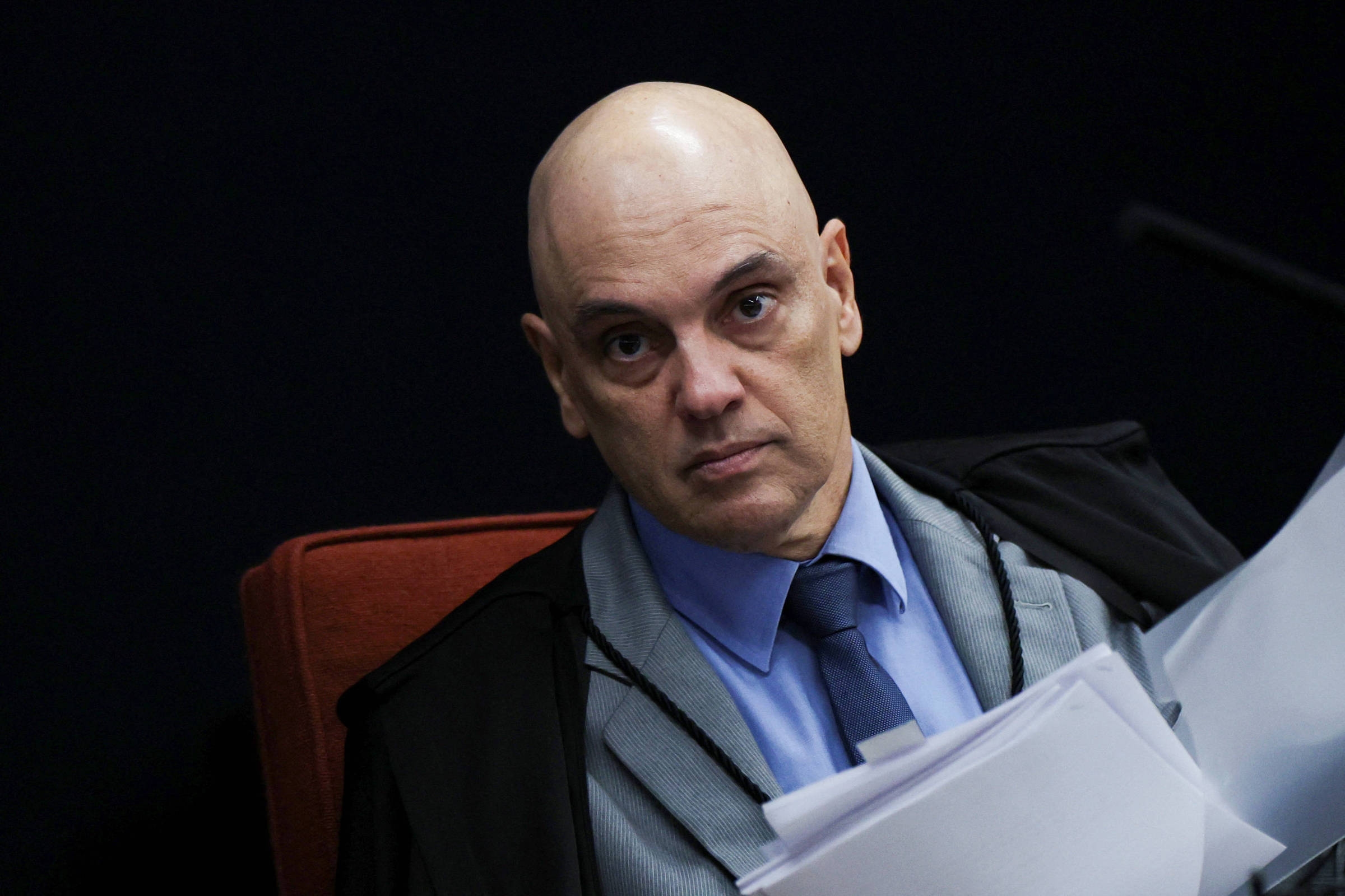 Moraes gives Bolsonaro 48 hours to explain his asylum request in Argentina and his failure to comply with Supreme Court orders.