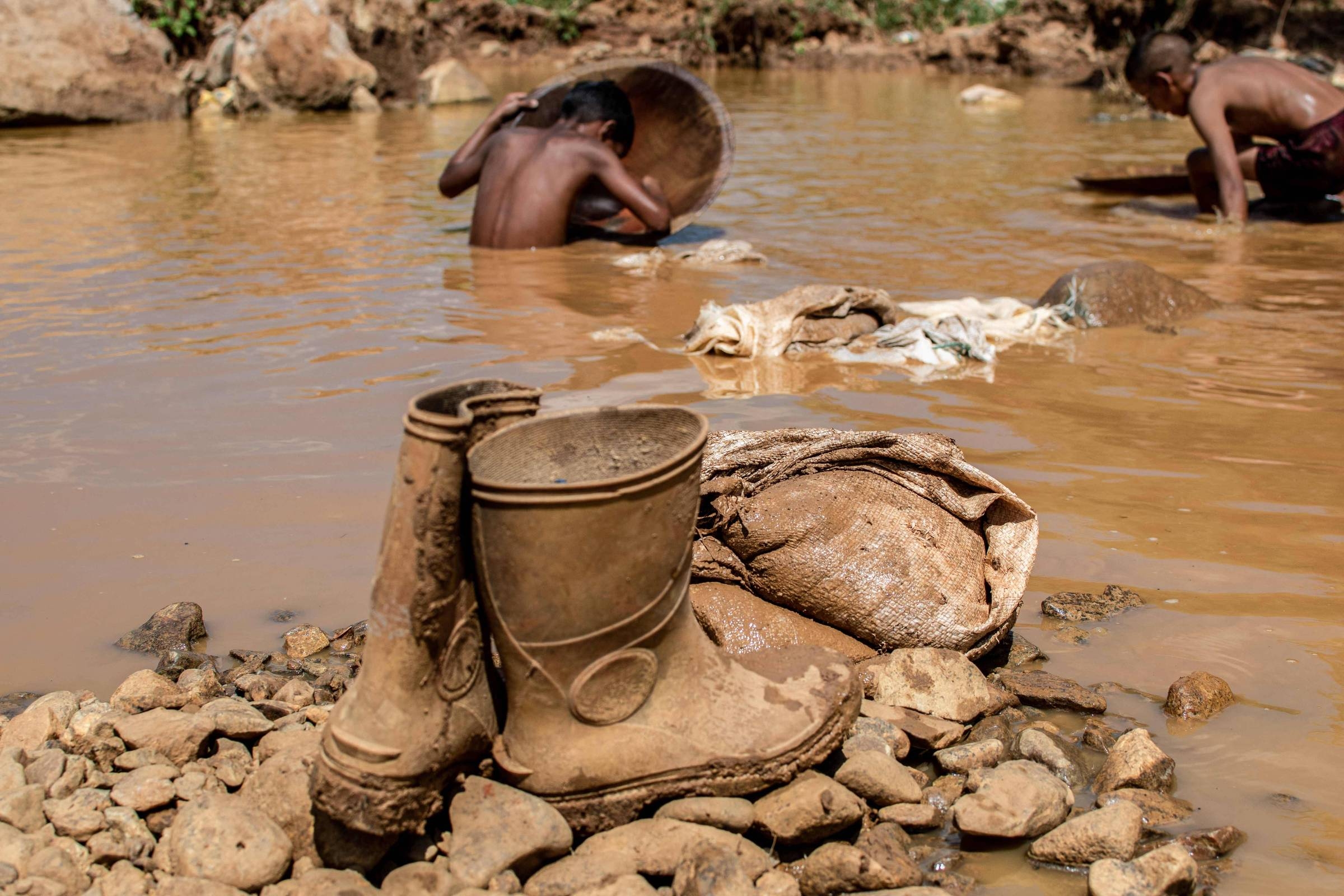 At least 14 workers die after gold mine collapse in Venezuela