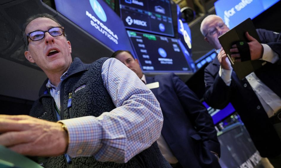 “We are in a new bull market,” but on the other hand, “the market is ignoring the risk of recession.” Who is right on Wall Street?