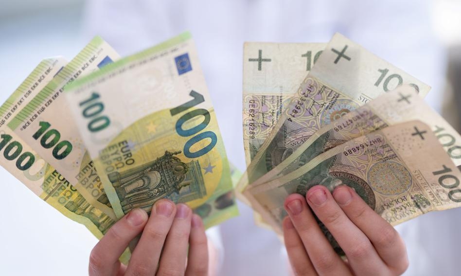 The złoty strengthened. The euro rate is the lowest in a month. The dollar is 4 groszy more expensive