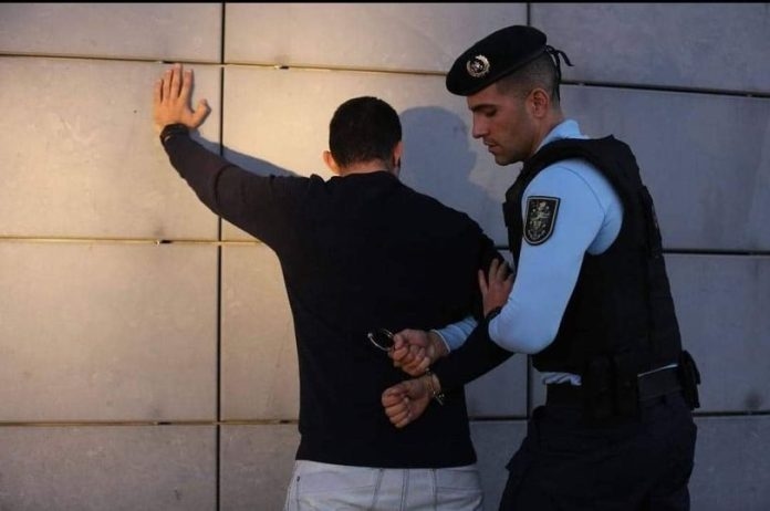 Homem em prisão preventiva por violência doméstica em Peniche