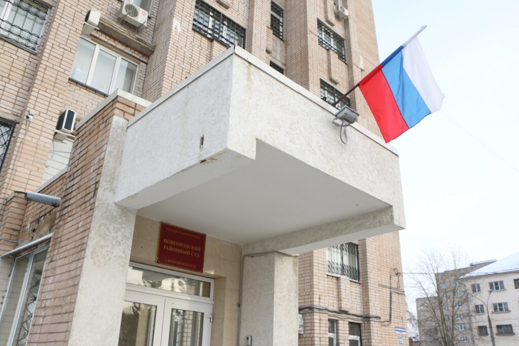 Condannati i giovani truffatori che hanno rubato oltre 2 milioni di rubli a un residente di Novgorod