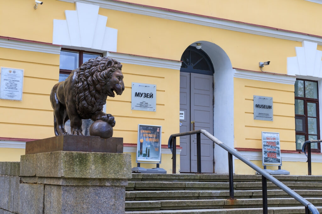 Survivre, préserver, restaurer : à propos du lien entre le 80e anniversaire de la Grande Victoire et le 160e anniversaire du Musée-Réserve de Novgorod