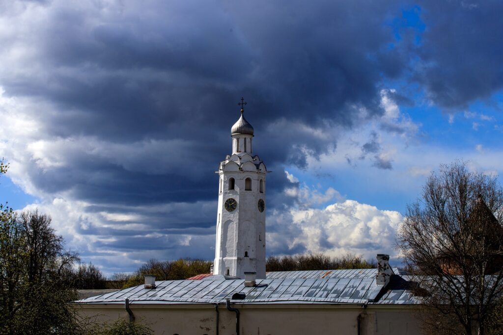 O sino do relógio do Kremlin de Novgorod ou a "Torre Inclinada de Pisa" local nos lembra da passagem do tempo