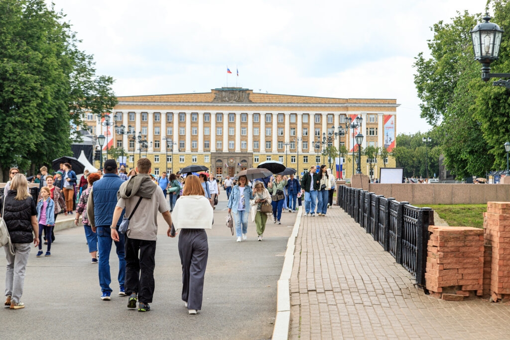 Veliky Novgorod climbed 12 positions in the salary ranking by industry