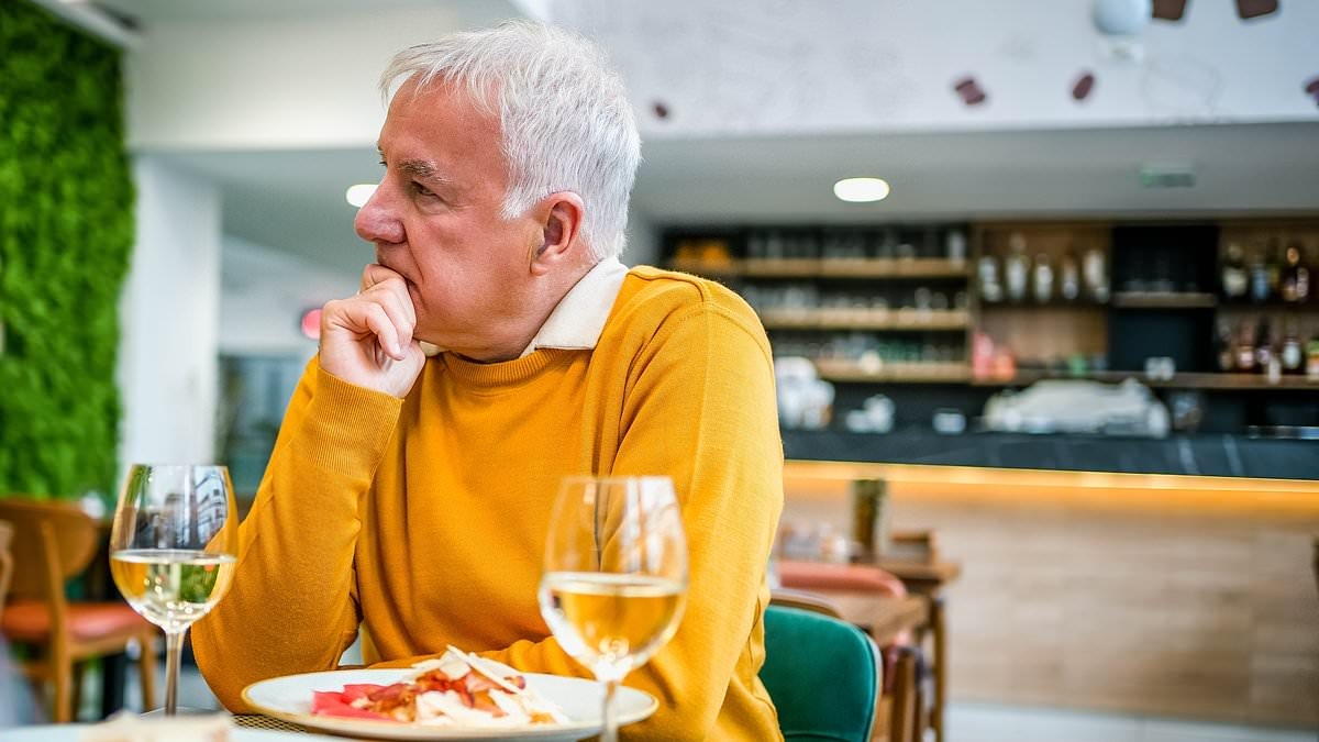 La cosa davvero inquietante che mio marito ha fatto in un ristorante - e perché i dottori temono che sia un segno precoce di demenza: DR MARTIN SCURR