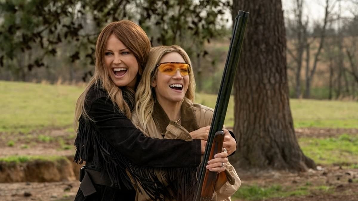 Malin Akerman, Netflix'in The Hunting Wives dizisindeki ateşli sahneler için kendisini forma sokan temel yiyecekleri açıkladı