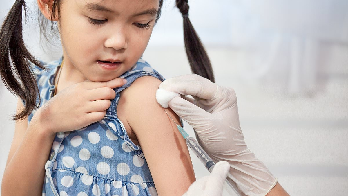 CDC kitlesel aşılamaları teşvik ederken, son derece bulaşıcı virüs nedeniyle hastane yatışları neredeyse rekor seviyeye ulaştı