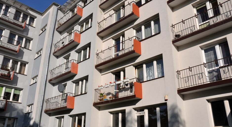 Há uma proibição severa de varandas em prédios de apartamentos. Violações resultarão em penalidades severas.