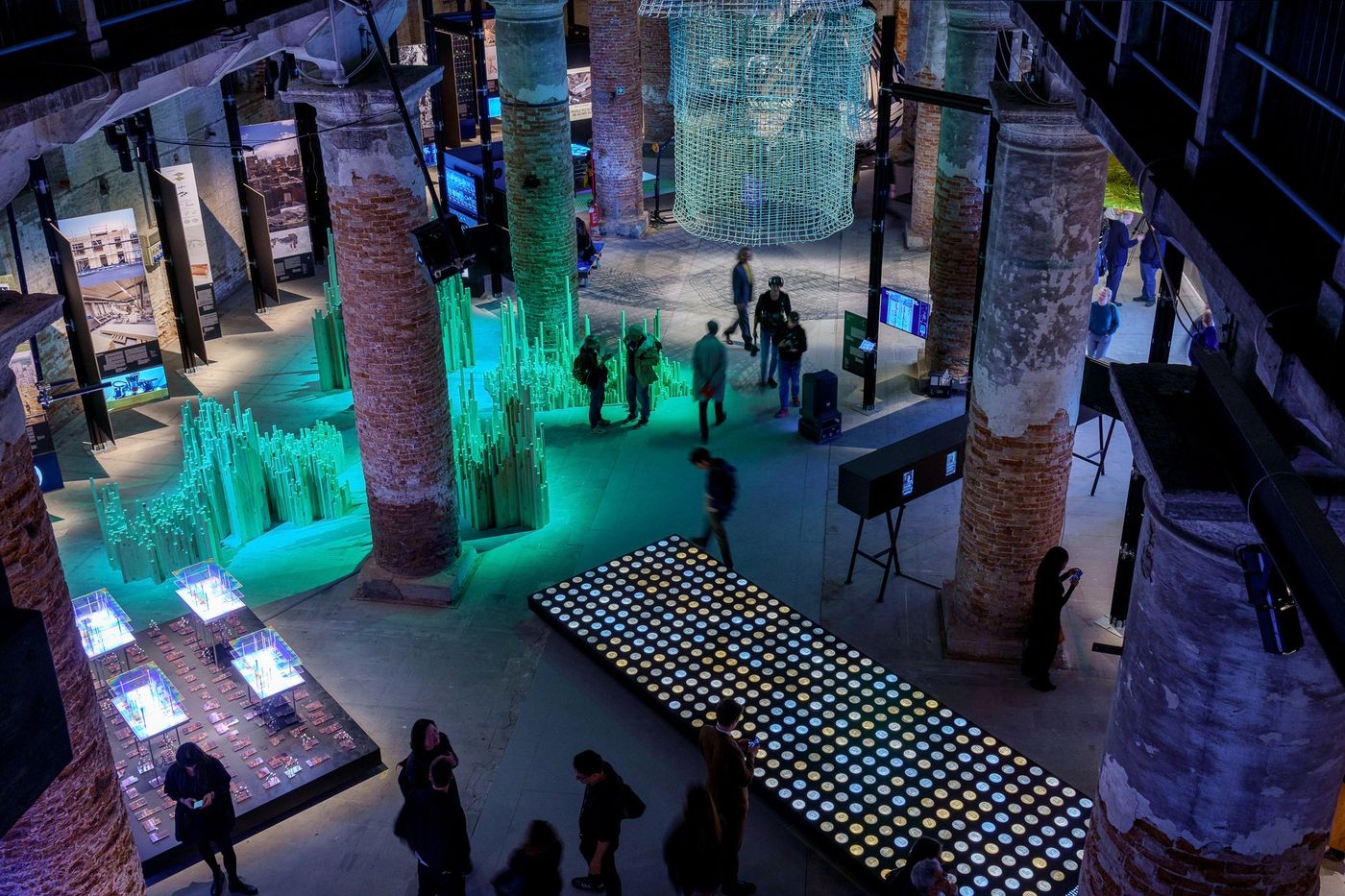 La Bienal de Arquitectura de Venecia se niega a elegir entre inteligencia artificial y frugalidad