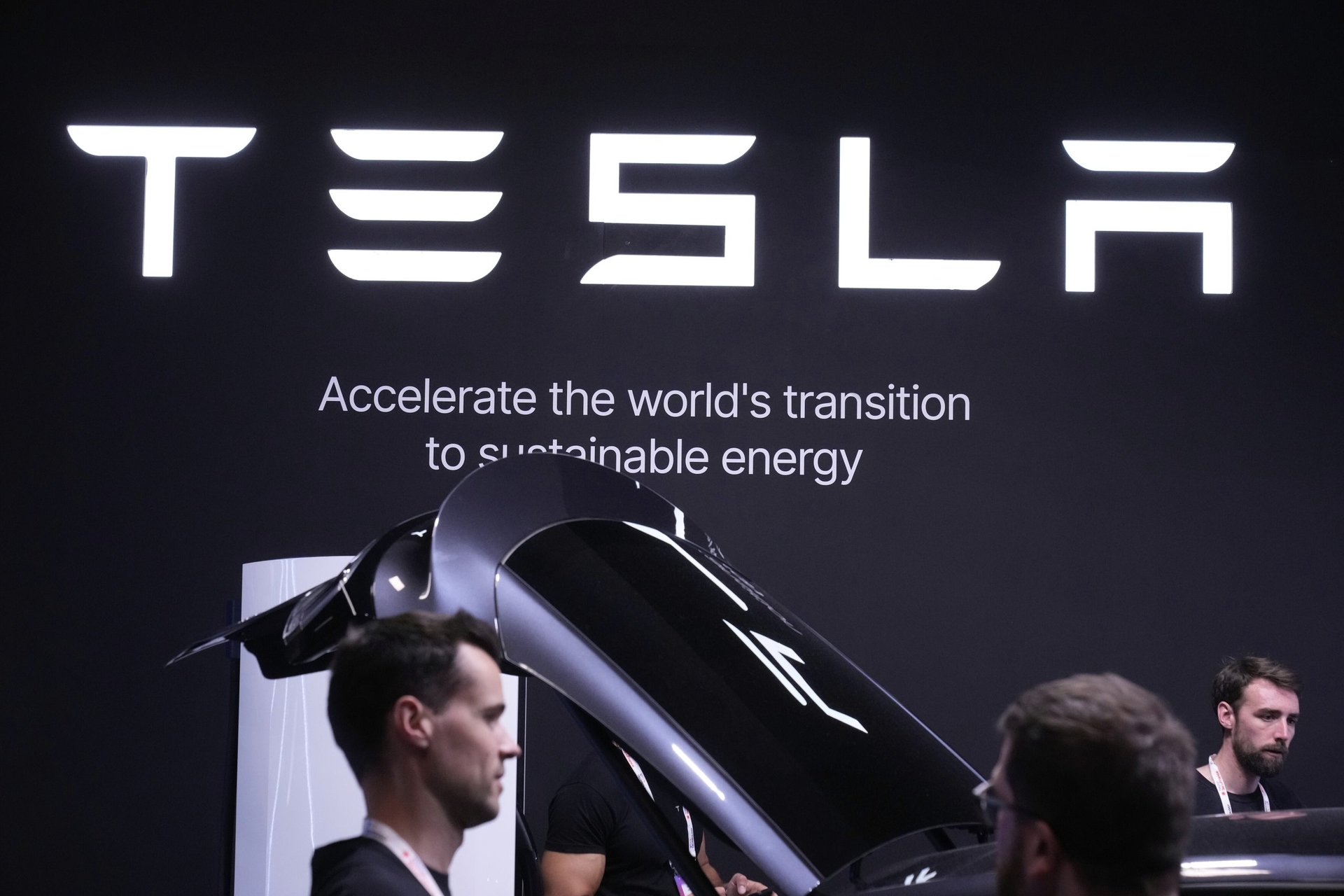 Tesla shares fall 7% after new dispute between Musk and Trump
