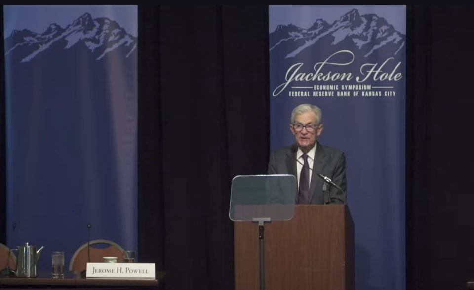 Jerome Powell: Ryzyka dla gospodarki „zmieniają się” i wskazuje na obniżkę stóp procentowych