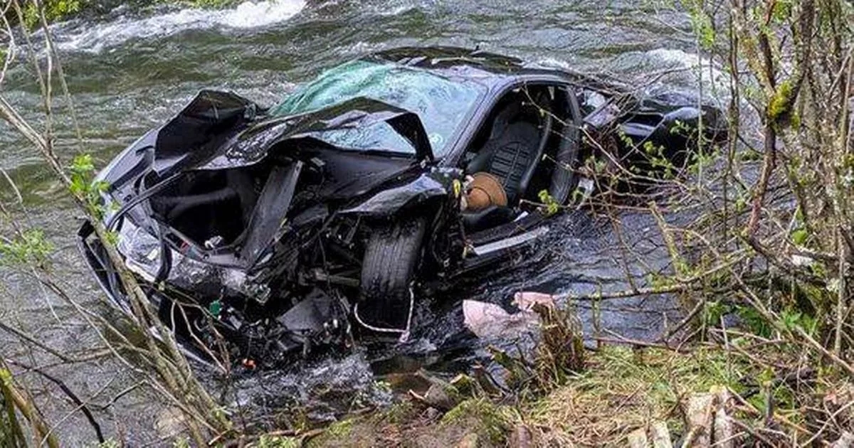 Британская пара погибла после того, как мощный Ferrari упал с горного шоссе в реку