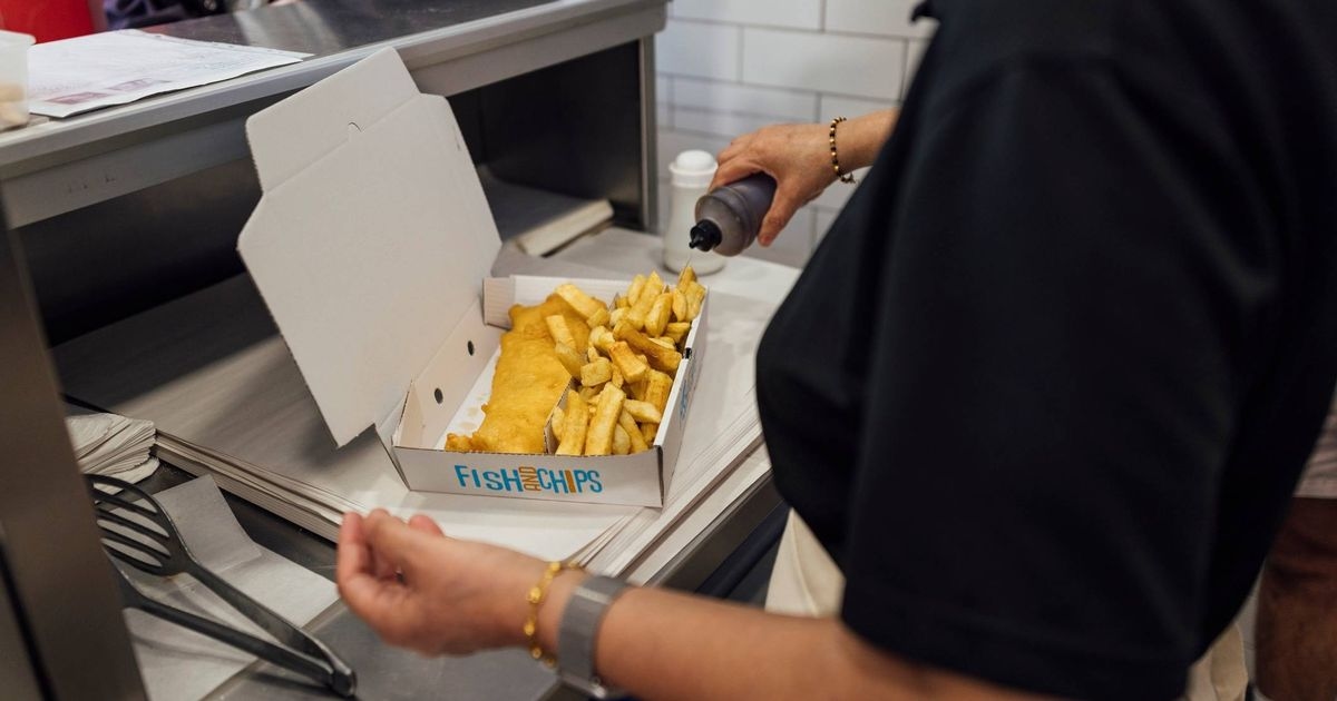 Amerikalı, balık ve patates kızartması denemek için popüler İngiltere sahil kasabasını ziyaret etti ancak İngilizler 'sorun' gördü