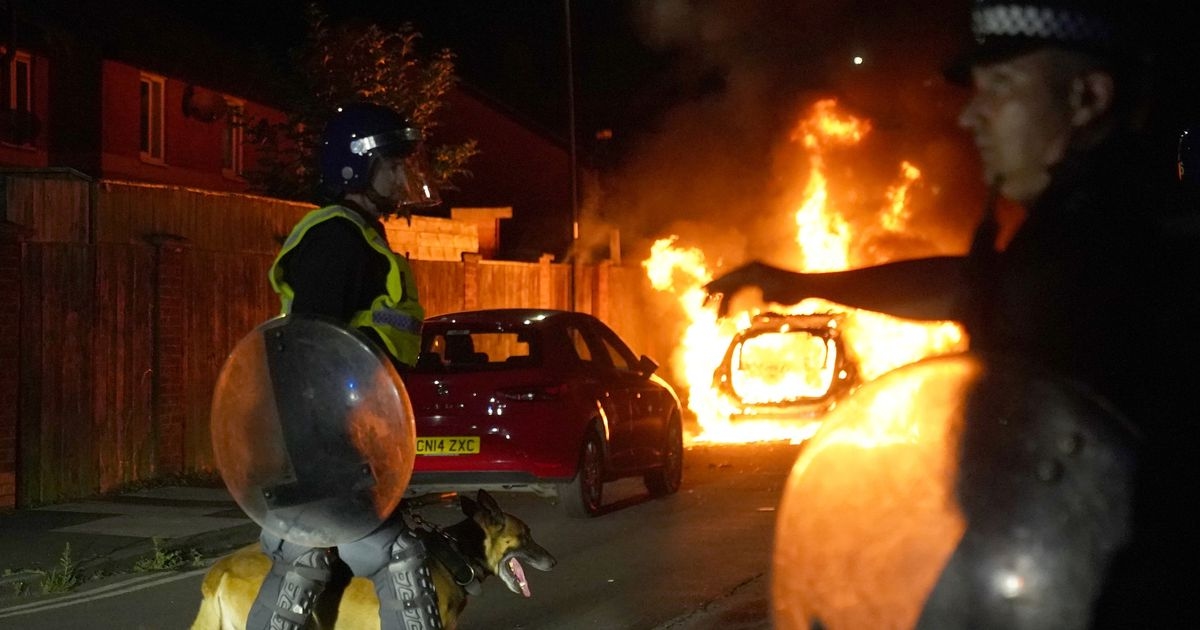 VK een 'kruitvat' voor een nieuwe zomer vol rellen vanwege gevaarlijke 'doemscenario', waarschuwt een somber rapport