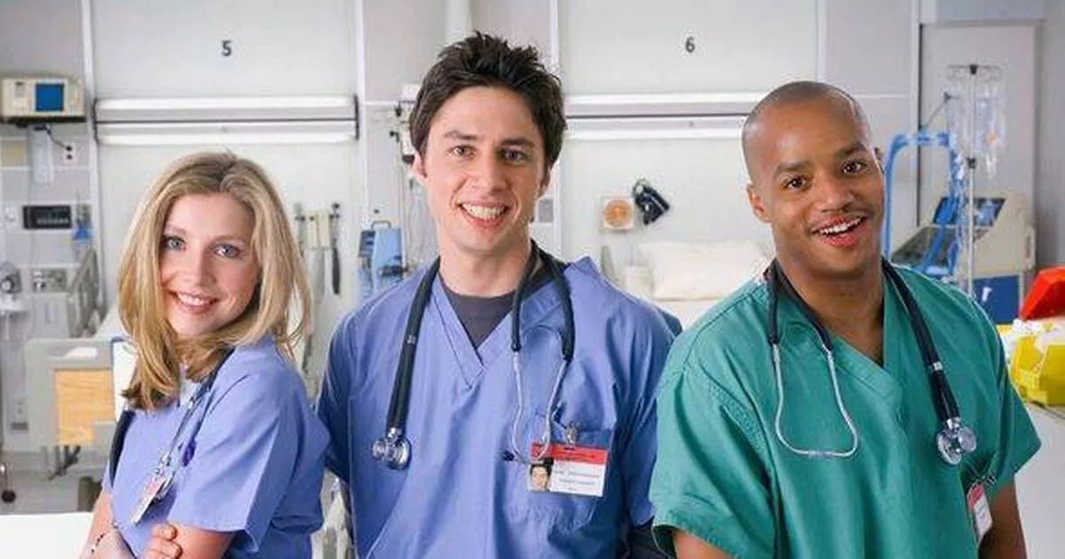 El elenco de Inside Scrubs vive desde un romance con 21 años de diferencia de edad hasta un desamor en Hollywood.