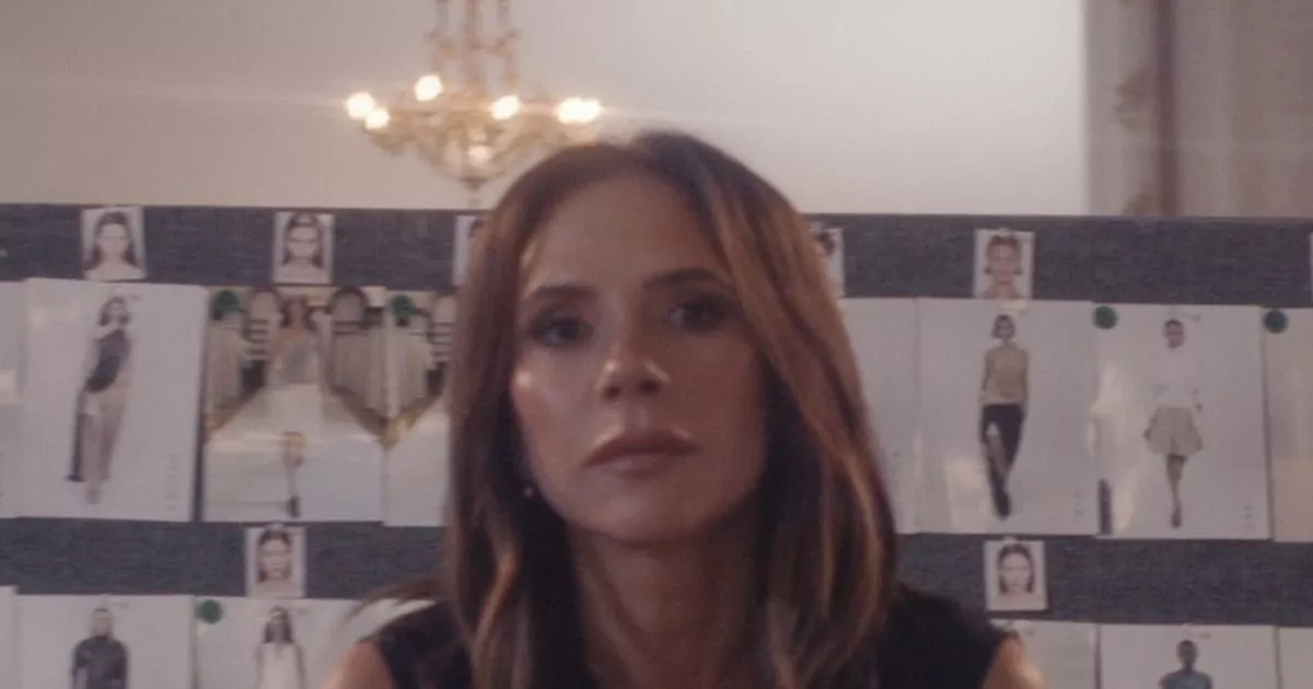 Victoria Beckham revela la verdadera razón por la que no sonríe, y está relacionada con David Beckham.