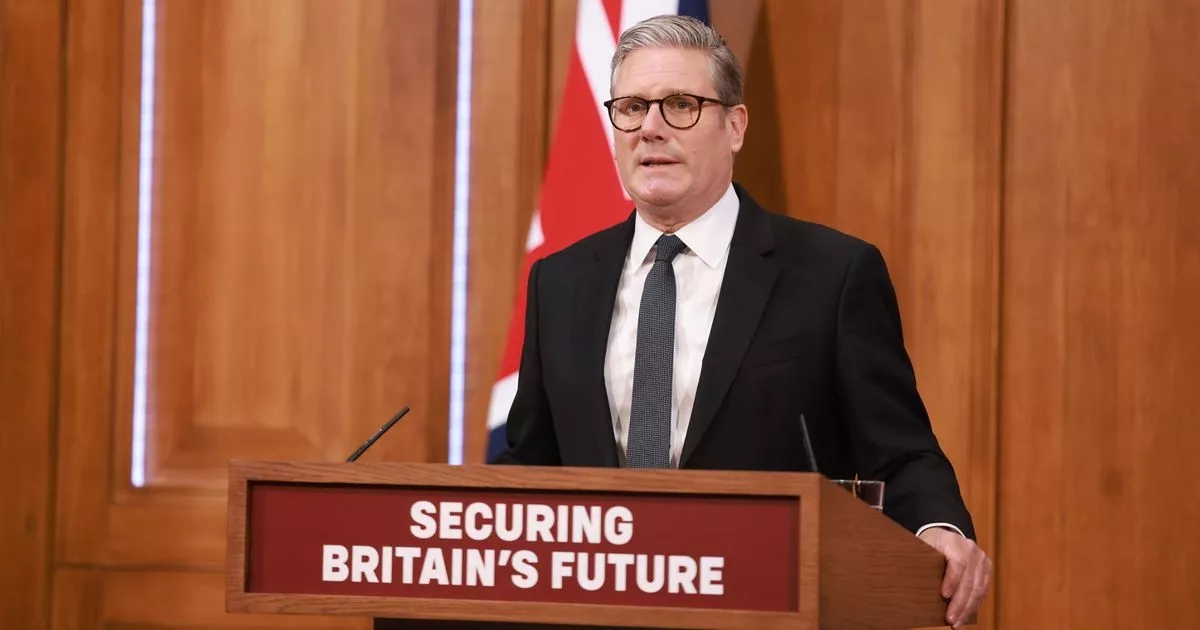 Keir Starmer LIVE: Premierminister warnt in großer Pressekonferenz vor Großbritanniens Gefahr, „zu einer Insel der Fremden“ zu werden