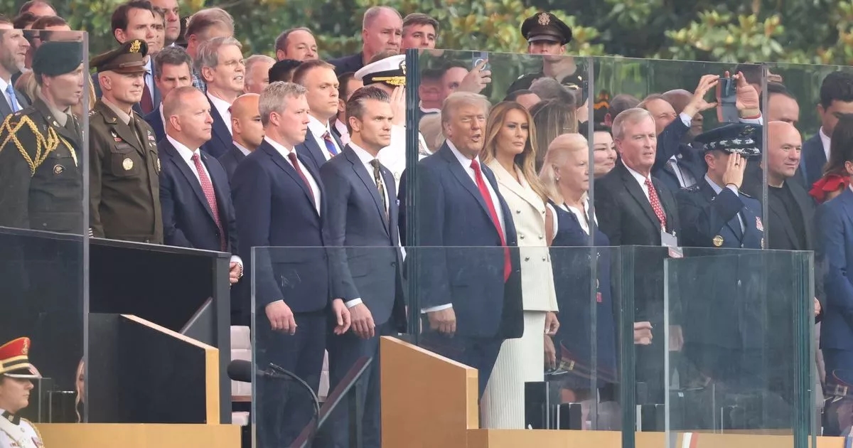 MIKEY SMITH: Fui al desfile de tanques del cumpleaños de Donald Trump y me convencí de que ya se cree un rey.