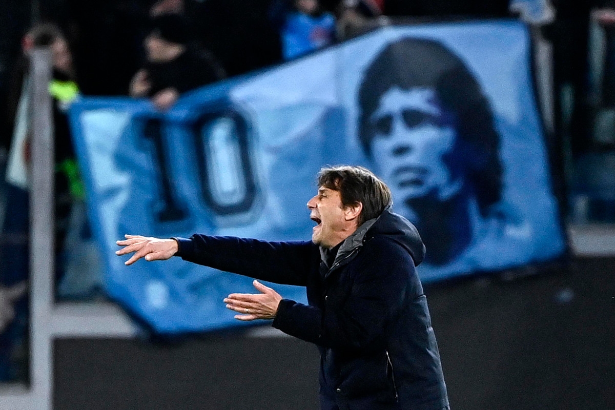 Conte planuje zmianę taktyki na decydujące starcie Napoli-Inter