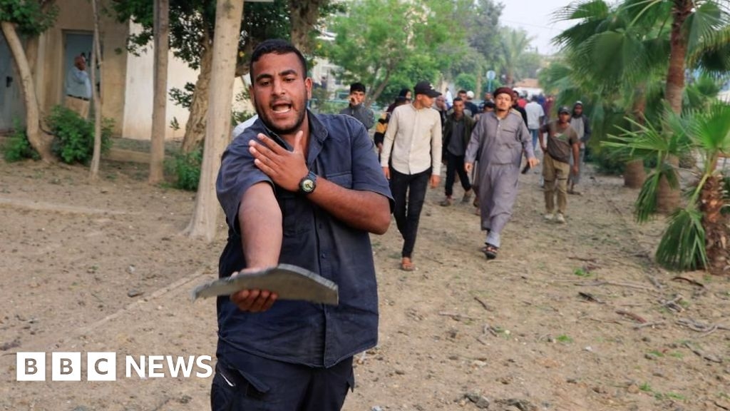 Un cameraman della BBC, perseguitato dai bambini malnutriti di Gaza, filma l'attacco israeliano all'ospedale