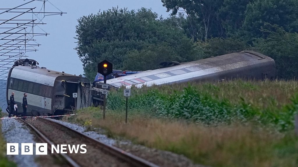 Un morto e diversi feriti mentre un treno danese colpisce una cisterna e deraglia