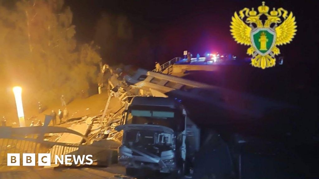 Pelo menos sete mortos após desabamento de ponte russa sobre trem