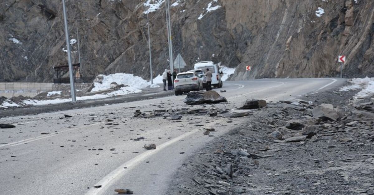 Una roca que cayó de la montaña golpeó el auto.