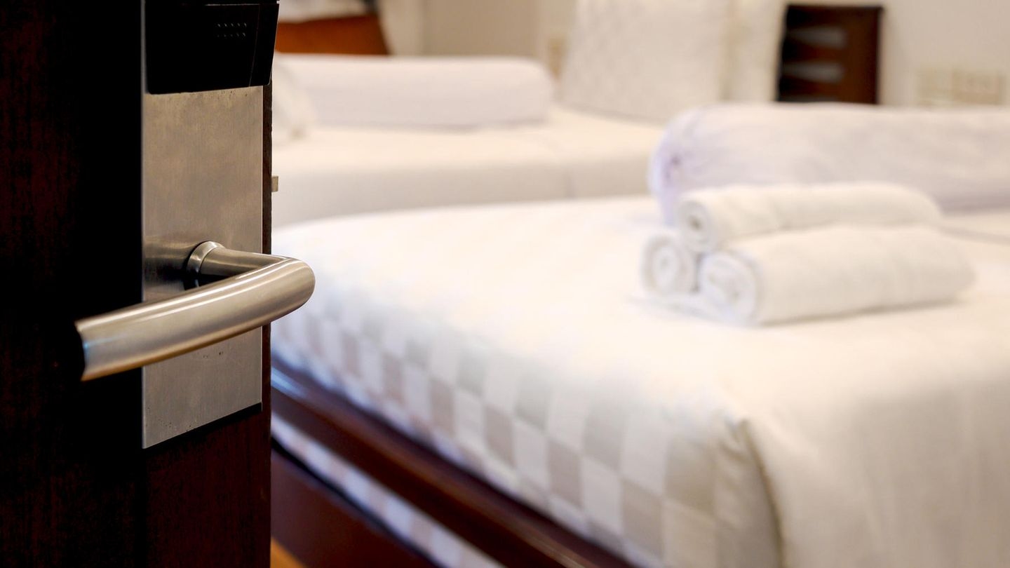 Selon une hôtesse de l'air : Pourquoi vous devriez toujours mettre une petite serviette sur la porte de votre chambre d'hôtel