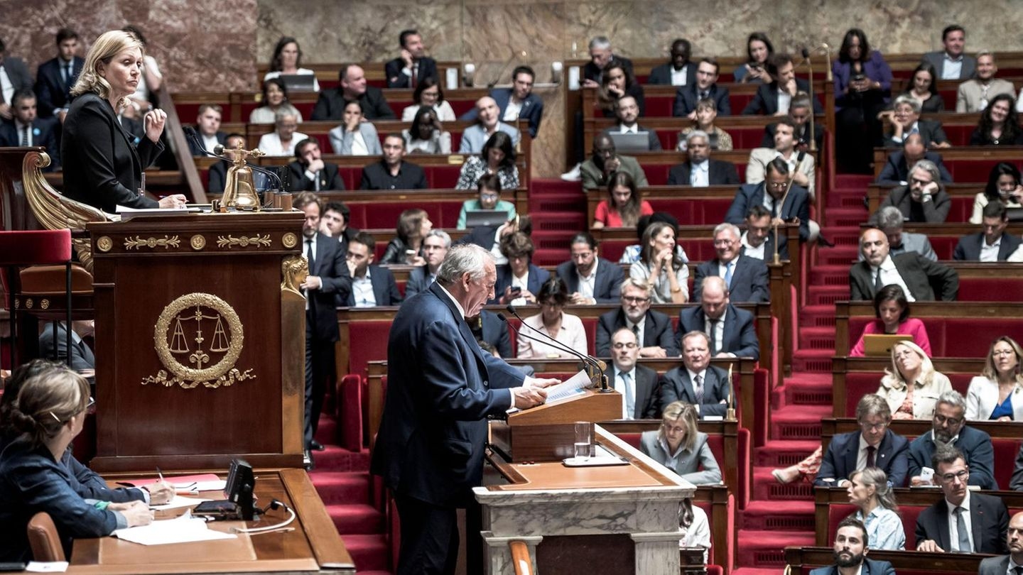Crisi a Parigi: il governo francese è caduto: cosa succederà ora?
