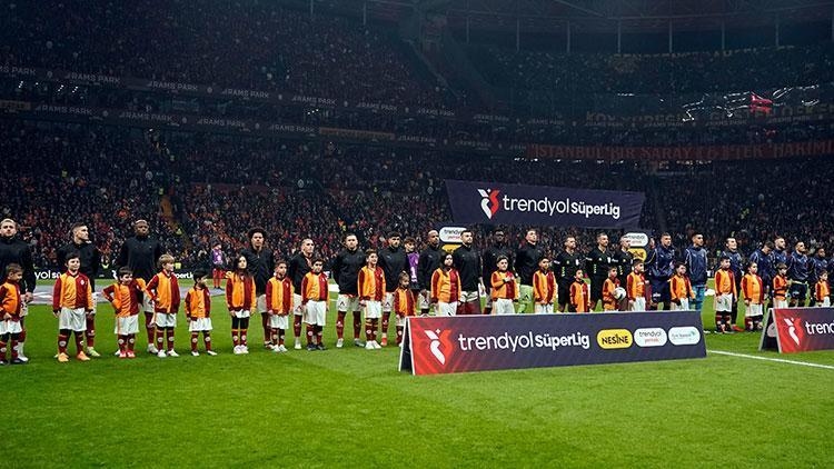 An unprecedented incident at the ceremony before the Galatasaray - Fenerbahçe match!